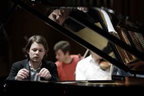 Französische Pianist David Fray gastiert in Begleitung des Orchestre de Chambre de Paris unter der Leitung des schottischen Dirigenten Douglas Boyd in der Philharmonie Köln (© Thomas Brill)