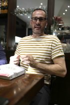 Deutsche Schriftsteller Achim Freudenberg liest aus seinem Debutroman "Das Mädchen auf der anderen Seite“ im Café Central Köln (© Thomas Brill)