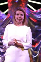Deutsche Schauspielerin Annette Frier ist "Gott der Allmächtige" in der Volksbühne am Rudolfplatz Köln (© Thomas Brill)