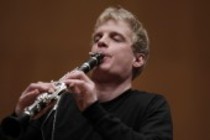 Schwedische Klarinettist Martin Fröst gastiert in Begleitung des schwedischen Pianisten Roland Peter Pöntinen in der Philharmonie Köln (© Thomas Brill)