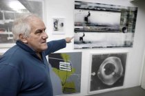 Deutscher Künstler Prof. Harald Fuchs im Interview in der Siebengebirgsallee 66 Köln (© Thomas Brill)