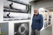 Deutscher Künstler Prof. Harald Fuchs im Interview in der Siebengebirgsallee 66 Köln (© Thomas Brill)