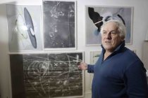 Deutscher Künstler Prof. Harald Fuchs im Interview in der Siebengebirgsallee 66 Köln (© Thomas Brill)