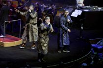 Deutsche Hip-Hop-Gruppe Fünf Sterne deluxe gastieren in Begleitung der Bergischen Symphoniker unter der Leitung von Miki Kekenj auf ihrer "Flash"-Tour in der Kölner Philharmonie (&copy; Thomas Brill)