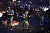 Deutsche Hip-Hop-Gruppe Fünf Sterne deluxe gastieren in Begleitung der Bergischen Symphoniker unter der Leitung von Miki Kekenj auf ihrer "Flash"-Tour in der Kölner Philharmonie (&copy; Thomas Brill)