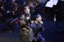 Deutsche Hip-Hop-Gruppe Fünf Sterne deluxe gastieren in Begleitung der Bergischen Symphoniker unter der Leitung von Miki Kekenj auf ihrer "Flash"-Tour in der Kölner Philharmonie (&copy; Thomas Brill)