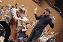 Argentinische Cellistin Sol Gabetta gastiert in Begleitung des London Philharmonic Orchestra unter der Leitung des russischen Dirigenten Vladimir Jurowski in der Philharmonie Köln (© Thomas Brill)