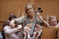 Argentinische Cellistin Sol Gabetta gastiert in Begleitung des London Philharmonic Orchestra unter der Leitung des russischen Dirigenten Vladimir Jurowski in der Philharmonie Köln (© Thomas Brill)