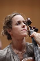 Argentinische Cellistin Sol Gabetta gastiert in Begleitung des London Philharmonic Orchestra unter der Leitung des russischen Dirigenten Vladimir Jurowski in der Philharmonie Köln (© Thomas Brill)