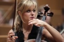 Argentinische Cellistin Sol Gabetta begleitet das Helsinki Philharmonic Orchestra unter der Leitung des finnischen Dirigenten John Storgards in der Philharmonie Köln (© Thomas Brill)