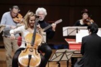 Argentinische Cellistin Sol Gabetta begleitet die Cappella Gabetta in der Philharmonie Köln (© Thomas Brill)