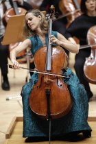 Argentinische Cellistin Sol Gabetta gastiert in Begleitung des Gürzenich-Orchester Köln unter der Leitung des französischen Dirigenten François-Xavier Roth in der Kölner Philharmonie (&copy; Thomas Brill)
