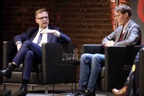Deutsche Philosoph Markus Gabriel und der deutsche SPD-Politiker Karl Lauterbach reden über das Thema „Vorsicht vs. Risiko? Vom Umgang mit der Pandemie“ im Rahmen der phil.COLOGNE 2021 in den Balloni-Hallen Köln (© Thomas Brill)