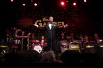 Deutscher Sänger und Entertainer Tom Gaebel gastiert mit seinem Orchester auf seiner "A Swinging Christmas!"-Tour im Gloria Theater Köln (&copy; Thomas Brill)