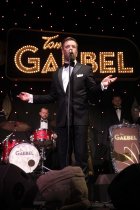 Deutscher Sänger und Entertainer Tom Gaebel gastiert mit seinem Orchester auf seiner "A Swinging Christmas!"-Tour im Gloria Theater Köln (&copy; Thomas Brill)