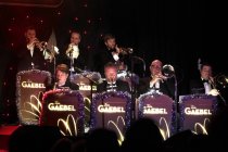 Deutscher Sänger und Entertainer Tom Gaebel gastiert mit seinem Orchester auf seiner "A Swinging Christmas!"-Tour im Gloria Theater Köln (&copy; Thomas Brill)