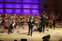 Erstes Kölner Akkordeon-Orchester unter der Leitung von Matthias Hennecke feiert mit seinen Gästen, dem Gesangsensemble "Die Erben" und dem Sänger Tom Gaebel "90 Jahre Erstes Kölner Akkordeon-Orchester" in der Philharmonie Köln (© Thomas Brill)