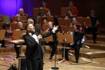 Erstes Kölner Akkordeon-Orchester unter der Leitung von Matthias Hennecke feiert mit seinen Gästen, dem Gesangsensemble "Die Erben" und dem Sänger Tom Gaebel "90 Jahre Erstes Kölner Akkordeon-Orchester" in der Philharmonie Köln (© Thomas Brill)