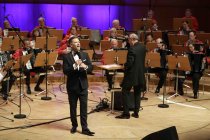 Erstes Kölner Akkordeon-Orchester unter der Leitung von Matthias Hennecke feiert mit seinen Gästen, dem Gesangsensemble "Die Erben" und dem Sänger Tom Gaebel "90 Jahre Erstes Kölner Akkordeon-Orchester" in der Philharmonie Köln (© Thomas Brill)