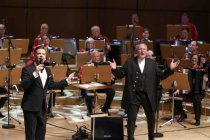 Erstes Kölner Akkordeon-Orchester unter der Leitung von Matthias Hennecke feiert mit seinen Gästen, dem Gesangsensemble "Die Erben" und dem Sänger Tom Gaebel "90 Jahre Erstes Kölner Akkordeon-Orchester" in der Philharmonie Köln (© Thomas Brill)