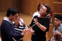 Bulgarischer Mezzosopran Vesselina Kasarova begleitet das Gürzenich-Orchester Köln unter der Leitung des amerikanischen Dirigenten James Gaffigan in der Philharmonie Köln (© Thomas Brill)