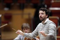 Amerikanische Dirigent James Gaffigan leitet das Gürzenich-Orchester Köln in der Philharmonie Köln (&copy; Thomas Brill)