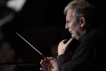 Britische Dirigent Sir John Eliot Gardiner leitet das London Symphony Orchestra in der Philharmonie Köln (© Thomas Brill)