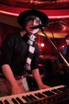 Niederländische Baroque-Pop Multi-Instrumentalist Jacco Gardner gastiert auf seiner "The Cabinet Of Curiosities"-Tour in der King George Klubbar Köln (© Thomas Brill)