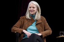 Amerikanische Schriftstellerin Bonnie Garmus liest aus ihrem Debutroman „Eine Frage der Chemie" im Rahmen der lit.COLOGNE Spezial im Klaus-von-Bismarck-Saal im Funkhaus Köln (© Thomas Brill)