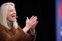 Amerikanische Schriftstellerin Bonnie Garmus liest aus ihrem Debutroman „Eine Frage der Chemie" im Rahmen der lit.COLOGNE Spezial im Klaus-von-Bismarck-Saal im Funkhaus Köln (© Thomas Brill)