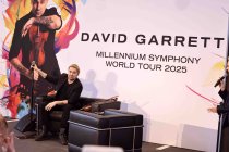Deutsch/amerikanischer Violinist David Garrett präsentiert auf einer Pressekonferenz sein neues Album "Millennium Symphony" und Tour, die ihn am 03. April 2025 in die Kölner Lanxess-Arena führen wird in der Kölner Flora (© Thomas Brill)