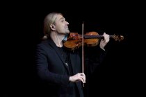 Deutsch/amerikanischer Violinist David Garrett gastiert in Begleitung des niederländischen Gitarristen Franck van der Heijden und des niederländischen Bassisten Rogier van Wegberg auf seiner "ICONIC"-Tour in der Kölner Philharmonie (© Thomas Brill)