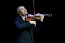 Deutsch/amerikanischer Violinist David Garrett gastiert in Begleitung des niederländischen Gitarristen Franck van der Heijden und des niederländischen Bassisten Rogier van Wegberg auf seiner "ICONIC"-Tour in der Kölner Philharmonie (© Thomas Brill)