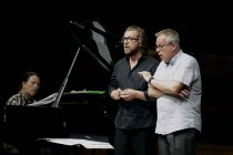 Deutsche Tenor Julian Prégardien gastiert in Begleitung seines Vaters Christoph Prégardien und des deutschen Pianisten Michael Gees in der Philharmonie Köln (© Thomas Brill)