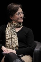 Amerikanische Autorin Elizabeth George spricht mit Margarete von Schwarzkopf über ihren neuen Roman "Believing the Lie" bei der lit.COLOGNE 2013 im Musical Dome/Oper am Dom Köln (© Thomas Brill)