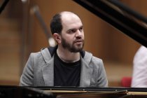 Russische Pianist Kirill Gerstein gastiert in Begleitung des Gürzenich-Orchester Köln unter der Leitung des amerikanischen Dirigenten James Gaffigan in der Philharmonie Köln (© Thomas Brill)