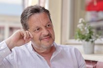 Deutsche Schriftsteller Linus Geschke im Interview bezüglich seines neuen Krimis "Wenn sie lügt", das am 31. Mai 2024, der am 31. Mai 2024 erscheinen soll, im Haus Tutt Köln (&copy; Thomas Brill)