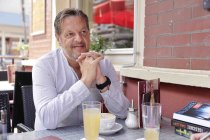 Deutsche Schriftsteller Linus Geschke im Interview bezüglich seines neuen Krimis "Wenn sie lügt", das am 31. Mai 2024, der am 31. Mai 2024 erscheinen soll, im Haus Tutt Köln (&copy; Thomas Brill)