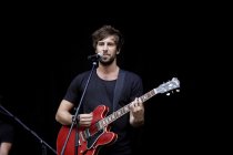 Deutsche Singer-Songwriter Max Giesinger gastiert auf seiner "Der Junge, der rennt"-Tour auf dem Kunst!Rasen Bonn-Gronau (© Thomas Brill)