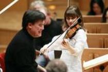 Georgische Violinistin Lisa Batiashvili  begleitet das NDR Sinfonieorchester unter der Leitung von Alan Gilbert in der Philharmonie Köln (© Thomas Brill)