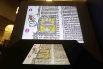 Die Sonderausstellung "Glaube mit Humor. Ein Gebetbuch aus Nordfrankreich" zeigt vom 11. Dezember 2025 bis 17. Mai 2026 Seiten eines reich bebilderten Gebetbuch aus der Zeit um 1300 im Museum Schnütgen Köln (&copy; Thomas Brill)