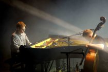 Britisches Jazz-Trio GoGo Penguin gastiert mit Gastsänger Jens Kuross auf seiner "A Humdrum Star"-Tour in der Philharmonie Köln (© Thomas Brill)