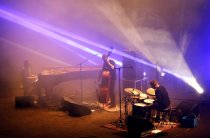 Britisches Jazz-Trio GoGo Penguin gastiert mit Gastsänger Jens Kuross auf seiner "A Humdrum Star"-Tour in der Philharmonie Köln (© Thomas Brill)