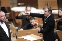 Deutsche Bariton Matthias Goerne gastiert in Begleitung der Mahler Chamber Orchestra unter der Leitung des britischen Dirigenten Daniel Harding in der Kölner Philharmonie (© Thomas Brill)