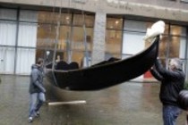 Venezianische Gondel legt im Rahmen der Ausstellung Zwischen den Pfählen Venedigs vom 18. Januar bis 13. März 2011 im Museums für Angewante Kunst Köln an (© Thomas Brill)