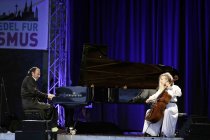 Kanadischer Musiker Chilly Gonzales gastiert mit Stella Le Page am Cello auf seiner "Solo Piano"-Tour Open Air am Tanzbrunnen Köln (&copy; Thomas Brill)