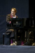 Kanadischer Musiker Chilly Gonzales gastiert auf seiner "Solo Piano III"-Tour auf dem Roncalliplatz in Köln (© Thomas Brill)