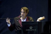 Kanadischer Musiker Chilly Gonzales gastiert auf seiner "Solo Piano III"-Tour auf dem Roncalliplatz in Köln (© Thomas Brill)