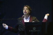 Kanadischer Musiker Chilly Gonzales gastiert auf seiner "Solo Piano III"-Tour auf dem Roncalliplatz in Köln (© Thomas Brill)