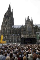 Kanadischer Musiker Chilly Gonzales gastiert auf seiner "Solo Piano III"-Tour auf dem Roncalliplatz in Köln (© Thomas Brill)
